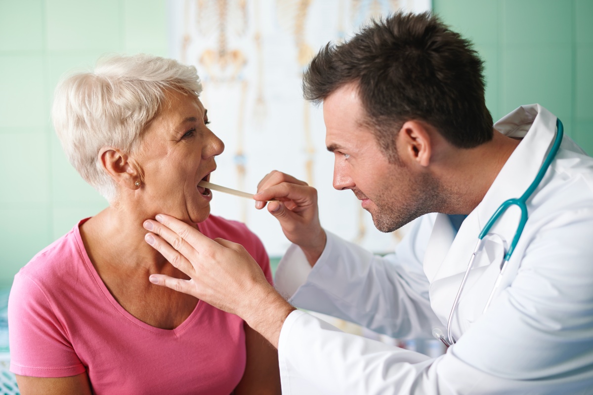 lekarz laryngolog wykonujący badanie laryngologiczne badanie laryngologiczne